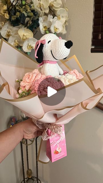 Snoopy Bouquet, Bouquet Crochet, Diy Crochet Patterns, Easy Crochet Animals, Crochet Bouquet, Crochet Shop, Mini Canvas Art, Mini Canvas, Bad Bunny