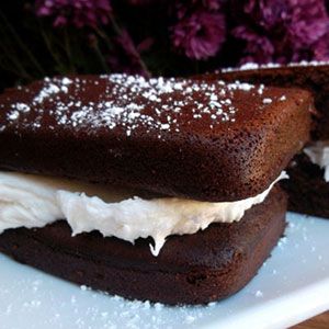 Hostess Suzy Qs  eight other Hostess like snacks!!! yummooo Suzy Q Cake Recipe, Hostess Snack Cakes, Snack Cake Recipe, Suzy Q, Snack Cakes, Layer Cakes, Homemade Snacks, Cat Recipes, Snack Cake