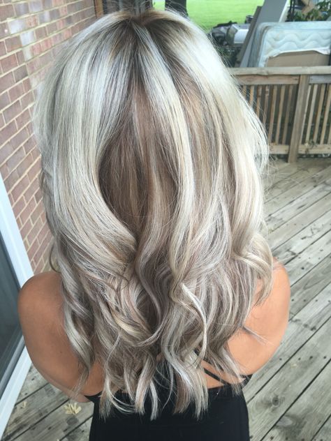 Silver metallic blonde with caramel smudge/low light Blonde Hair With Caramel Lowlights, Blonde With Caramel, Low Light Hair, Low Light Hair Color, Party Hairstyles For Long Hair, Easy Party Hairstyles, Blonde Platinum, Mahogany Hair, Balayage Blond