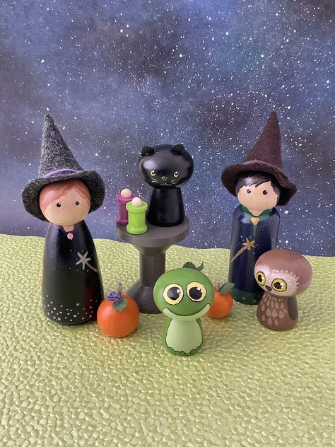 Halloween Peg Dolls Diy, Halloween Nesting Dolls, Autumn Peg Dolls, Witch Peg Doll, Fall Peg Dolls, Peg Dolls Halloween, Halloween Peg People, Halloween Peg Dolls, Wooden Peg Doll Ideas