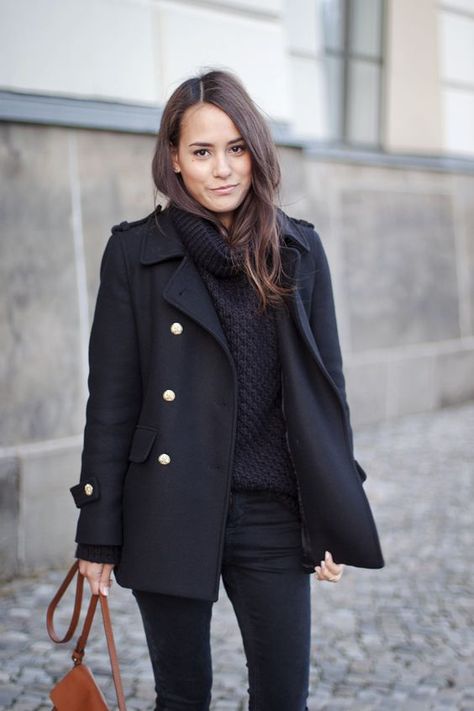 black jeans, a black chunky knit sweater, a black short coat and an amber bag for a cold day Pijamas Women, Looks Pinterest, Walking Down The Street, All Black Fashion, Boating Outfit, Paris Mode, Looks Black, Autumn Street Style, All Black Outfit