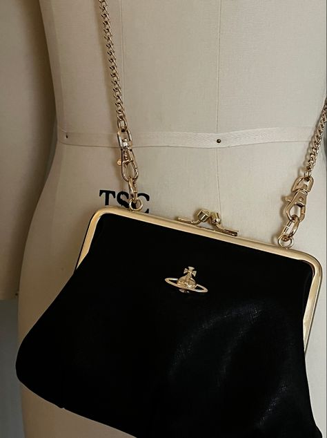 Bags Vivienne Westwood, Vivienne Westwood Granny Frame Purse, Old Money Purse Aesthetic, Vivienne Westwood Bag Aesthetic, Black And Gold Aesthetic Fashion, Old Money Purse, Old Money Items, Nana Hachi Aesthetic, Hachi Aesthetic