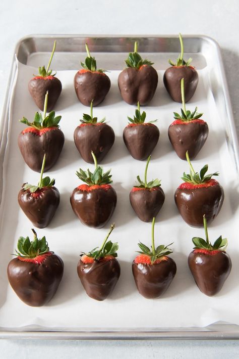 Tempering Chocolate, Chocolate Covered Strawberry Recipe, Dessert Presentation, Chocolate Coating, Covered Strawberries, Chocolate Strawberries, Chocolate Covered Strawberries, Strawberry Recipes, Chocolate Dipped