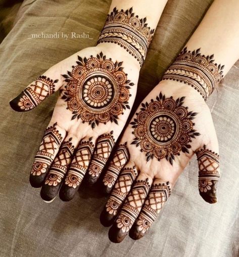 Mandala Mehandi Designs Simple, Mehendi Designs For Hands Circle, Palm Mehndi Design Aesthetic, Palm Mehendi Minimal, Very Simple Mehendi Designs Palm, Minimal Mehendi Designs Front Hand Palm, Mehandi Design Palm, Simple Basic Mehndi Designs, Arebic Mhendi