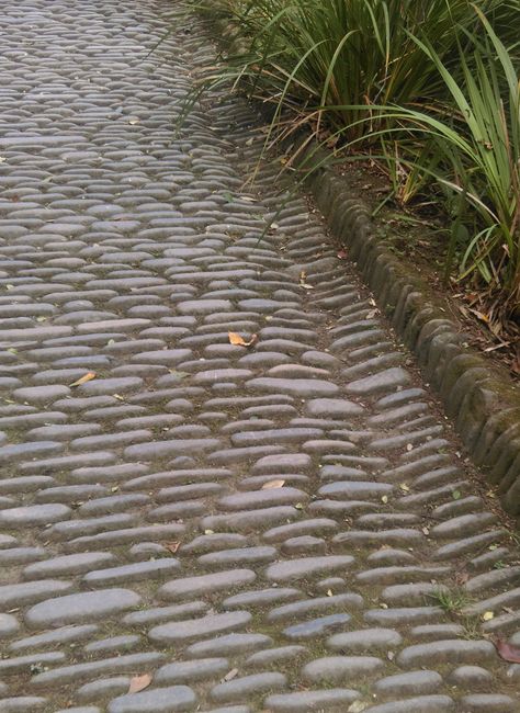 Cobble Path, Concrete Path, Paving Pattern, Pebble Floor, Walkways Paths, Garden Stairs, Garden Fire Pit, Farmhouse Garden, Side Garden