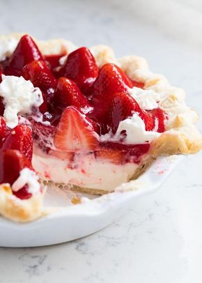 This homemade Fresh Strawberry Pie is made with a flaky crust, cheesecake filling and is bursting with fresh strawberries. One of our favorite Summer desserts! Fresh Strawberry Cheesecake, Strawberry Cheesecake Pie, تشيز كيك بالفراولة, Strawberry Cream Pie, Homemade Glaze, Cheesecake Pie Recipes, Pie Homemade, Strawberry Cream Pies, Fresh Strawberry Pie