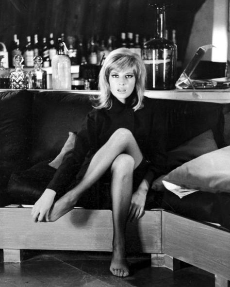 Modesty Blaise, Monica Vitti, 60s And 70s Fashion, Black And White Photograph, Italian Beauty, Italian Actress, Classic Actresses, Pose For The Camera, Raquel Welch