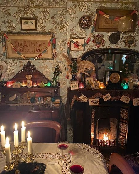 Victorian House Christmas Decorations, Victorian Cottage Christmas, 1940s Christmas Aesthetic, Dark Victorian Christmas, 1860s Christmas, 1800s House Interior, Christmas Vintage Aesthetic, Victorian Christmas Aesthetic, Victorian Cottage Interior