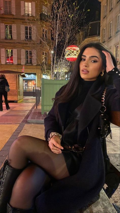 Dark Feminine Winter Outfits, Black Stockings Outfit Casual, Elegantes Outfit Frau, Feed Insta, Classy Winter Outfits, Mode Zara, Smink Inspiration, Chique Outfits, Cold Outfits