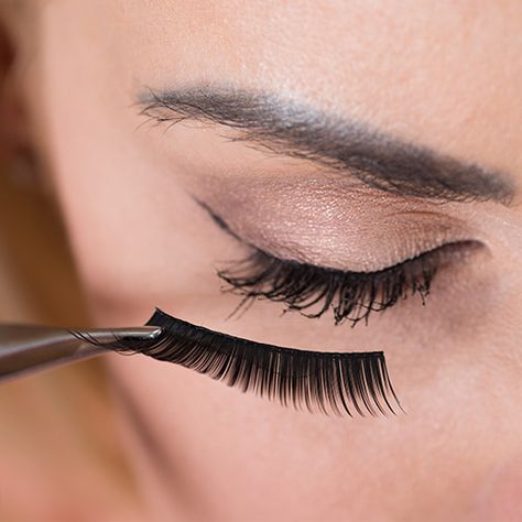 Learn how to apply magnetic lashes like a pro on SHEfinds.com. If you're a beginner like me, this step by step guide will be super helpful! Best Eyelash Glue, Applying False Lashes, Gene False, Applying False Eyelashes, Applying Eye Makeup, Eyelash Curlers, False Eyelash Extensions, Velvet Teddy, Eyelash Sets