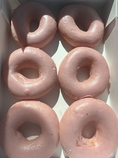 strawberry glaze donuts hailey beiber donuts rhode beauty Strawberry Glazed Donut, Strawberry Donut, Strawberry Donuts, Strawberry Glaze, Pink Donuts, Donut Glaze, Donuts, Glaze, Sweet Recipes