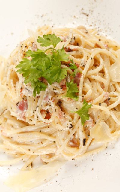 Spaghetti Carbonara. You can make this and be eating in 25 minutes!! Carbonara Sauce Recipe, Italian Pasta Sauces, Dule Hill, Spaghetti Carbonara Recipe, Italian Pasta Sauce, Makanan Italia, Pasta Alla Carbonara, Resep Pasta, Carbonara Sauce