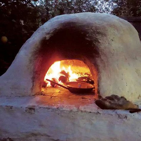 Cob Oven, Oven Diy, Stone Oven, Bake Bread, Bread Oven, Outdoor Stove, Clay Oven, Cook Dinner, Outdoor Remodel