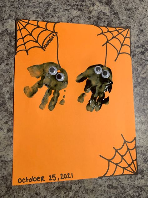 Craft Spider, Halloween Classroom Door, Cool Kids Club, Toddler Craft, Halloween Crafts Preschool, Halloween Toddler, Halloween Crafts For Toddlers, October Crafts, Preschool Craft