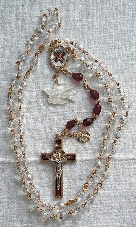 Rosario Aesthetic, Rosary Jewelry, Catholic Images, Holy Rosary, Jewelry Accessories Ideas, Dope Jewelry, Catholic Art, Jewelry Lookbook, Dream Jewelry