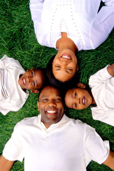 American family African American Family Photoshoot Ideas, Black Happy Family, Black Family Pictures, Pictures Of Families, Family Potrait, Mommy And Me Photo Shoot, Cute Family Photos, Family Photoshoot Poses, African American Family