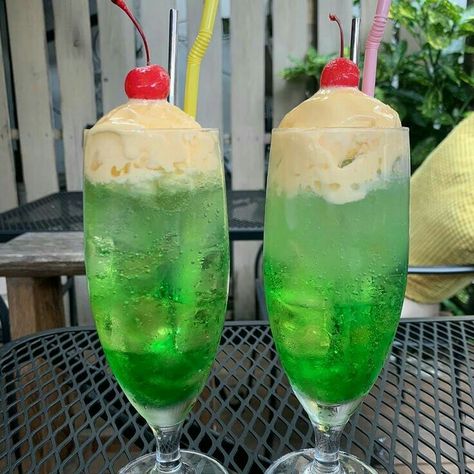 Melon Cream Soda, Soda Float, Ice Cream Float, Green Ice Cream, Melon Soda, Soda Floats, Ice Cream Floats, Lime Soda, Sweet Drinks