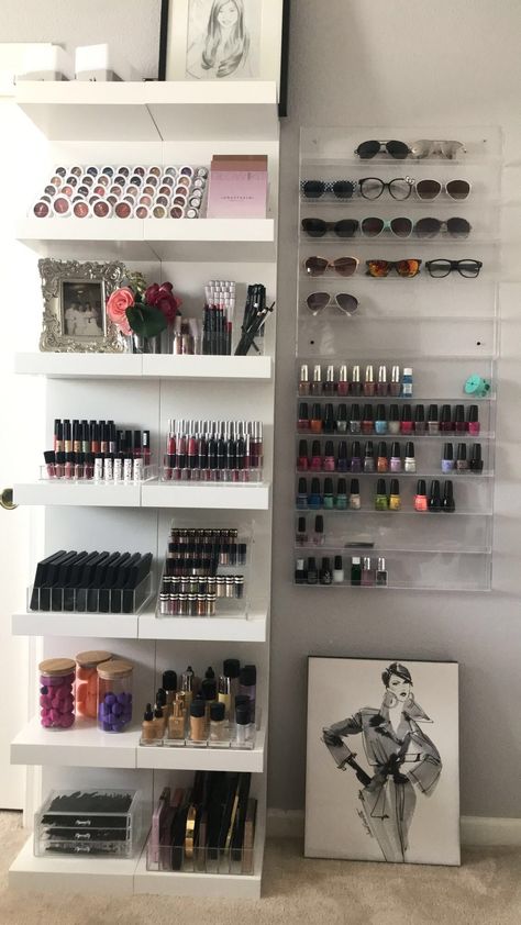 Shelf Makeup Organization, Makeup Organization Shelves, Makeup Store Interior Small Spaces, Makeup Display Aesthetic, Makeup Organization Shelf, Make Up Shelves Ideas, Makeup Setup Aesthetic, Makeup Wall Organization, Cabinet Makeup Organization