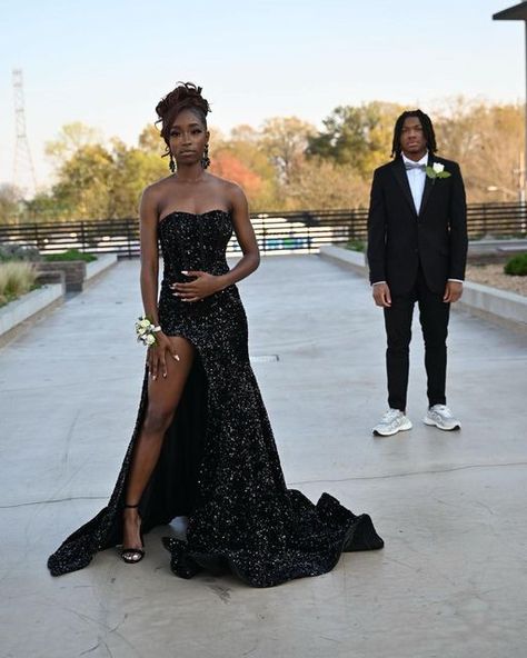 Dark Skin Prom Dress, Prom Dresses Couples, Md Poses, Middle School Prom, School Prom Dresses, Middle School Prom Dresses, 8th Grade Prom Dresses, Prom Outfits For Guys, Dance Fits