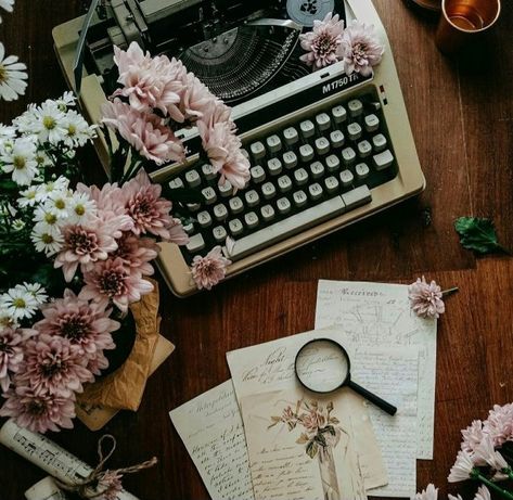 Type Writer Aesthetic Vintage, Typewriter Photography, Writer Vibes, Typewriter Aesthetic, Living Room Decor On A Budget, Heaven Art, Academia Wallpaper, Vintage Typewriters, Dark Academia Aesthetic