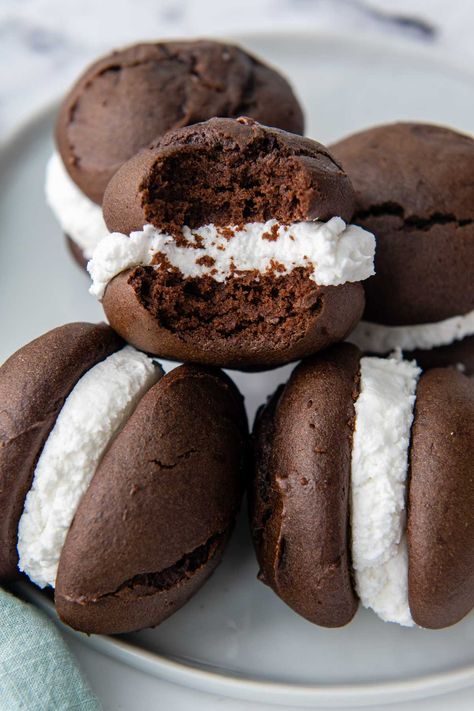 Easy Gluten-Free Whoopie Pies - Best Copycat Amish Recipe Whoopie Pie Cake Recipe, Gluten Free Whoopie Pies, Whoopie Pie Filling, Sandwich Cookies Filling, Gf Sweets, Whoopie Pie Recipe, Chocolate Whoopie Pies, Vanilla Filling, Cookie Sandwiches