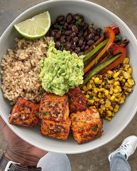 Chipotle Salmon, Healthy Burrito Bowl, Office Meals, Seasoned Salmon, Vegetarian Burrito, Chipotle Powder, Salmon Seasoning, Healthy Salmon, Lunch Bowl