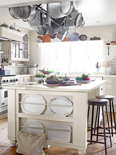 The island in this #kitchen gets extra points for its built-in plate rack. #farmhouse #deocoratingideas Kitchen Island Storage, Styl Shabby Chic, Country Kitchen Designs, Plate Rack, Ideas Para Organizar, Farmhouse Sink Kitchen, Kitchen Island Design, White Kitchen Cabinets, Large Kitchen