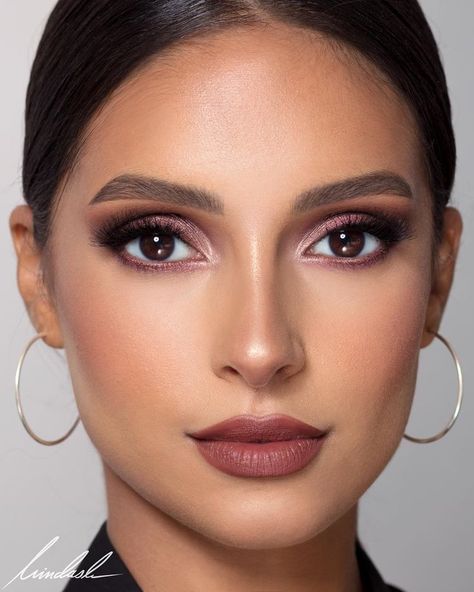 A 1990’s Vibe. Full face of @lauramercier goodness on @haneenodeh ✨ ✨PRODUCT Almond Eye Makeup, Everyday Eyeshadow, Almond Eyes, Pinterest Makeup, Makijaż Smokey Eye, Brown Eyeshadow, Full Face Makeup, No Foundation Makeup, Perfect Makeup