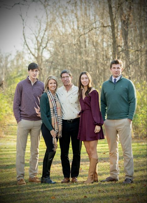 Fall Family Pictures Ideas, Family Pictures Outdoor, Family Pic Poses, Family Of 5 Poses, Fall Pictures Family, Winter Family Photoshoot, Large Family Poses, Family Pictures Ideas, Family Photo Colors