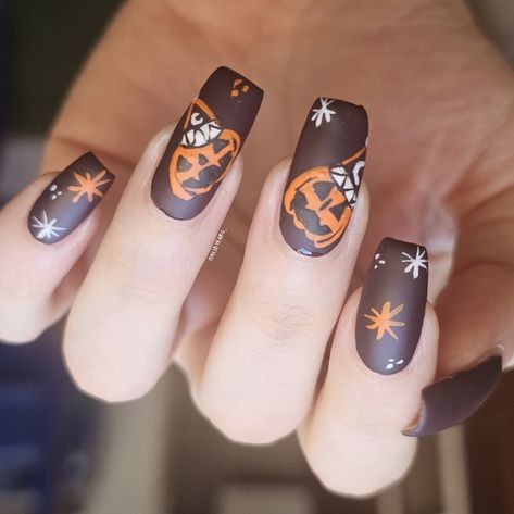 🧛🏻‍♀️Karolina Gonzalez🧛🏻‍♀️ Nail Art Enthusiast | 🎃Pumpkin Faces🎃 for the #GlamnailsChallengeOct24 [𝔣𝔯𝔢𝔢 𝔥𝔞𝔫𝔡] 🎃 ℭ𝔬𝔩𝔬𝔯 𝔫𝔞𝔦𝔩 𝔭𝔬𝔩𝔦𝔰𝔥 𝔲𝔰𝔢𝔡 𝔞𝔰 𝔟𝔞𝔰𝔢: @essence_cosmetics 'I got rhythm' 🎃 𝔗𝔬𝔭… | Instagram Art Enthusiast, Essence Cosmetics, Pumpkin Faces, Free Hand, Halloween Nails, Hand Coloring, Nail Colors, Nail Polish, Essence