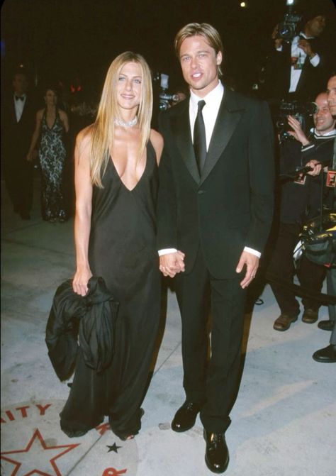 Jennifer Aniston Red Carpet, Brad And Jennifer, Brad Pitt Jennifer Aniston, Estilo Rachel Green, Brad Pitt And Jennifer, Brad And Jen, Jeniffer Aniston, Jennifer Aniston Style, Jenifer Aniston