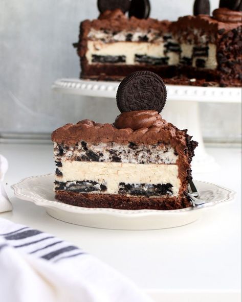 This Cheesecake Factory copycat recipe couldn’t be more identical to the real thing. It has a chocolate cake on the bottom, layered with a whipped chocolate ganache frosting, Oreo cheesecake (with full Oreos inside), Oreo cookies & cream mousse, and finished with a final layer of ganache frosting. This is THE dream Oreo cheesecake. Cheesecake Factory Oreo Cheesecake, Freeze Cheese, Cheesecake Factory Copycat, Whipped Chocolate Ganache, Oreo Cheesecake Recipes, Cheesecake Factory Recipes, Chocolate Ganache Frosting, Ganache Frosting, Cookies Cream