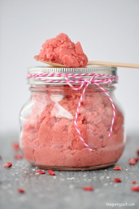 40 Mason Jar Craft Ideas to Sell - Strawberry Sugar Scrub Recipe - http://bigdiyideas.com Strawberry Sugar Scrub, Valentine Mason Jar, Coconut Sugar Scrub, Strawberry Sugar, Gunny Sack, Sugar Scrub Homemade, Homemade Scrub, Sugar Scrub Recipe, Sugar Scrub Diy