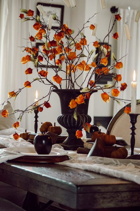 A Whimsical Halloween Table Setting Halloween Table Set Up, Halloween Floral Arrangements, Halloween Table Settings, Pumpkin Table Decorations, Halloween Outside, Halloween Mantle, Halloween Floral, Halloween Music, Elegant Halloween