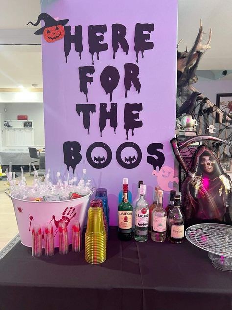 Hollween Party Decoration, Resident Halloween Party, Holoween Idea Decor Party, Halloween Drink Bar Ideas, Halloween Party Ideas Apartment, Cheap Easy Halloween Decorations Party Ideas, Halloween Birthday Theme For Adults, 18th Birthday Party Ideas Halloween, Halloween College Party Ideas