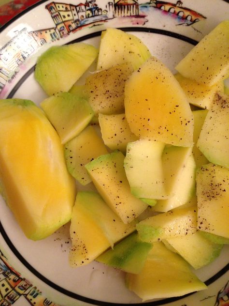 Green mangoes with salt & black pepper Food Astethic, Mango Chile, Mango Verde, Fruit Food, Delicacy Food, Food Drinks Dessert, Healthy Homemade, Food Cravings, Good Mood