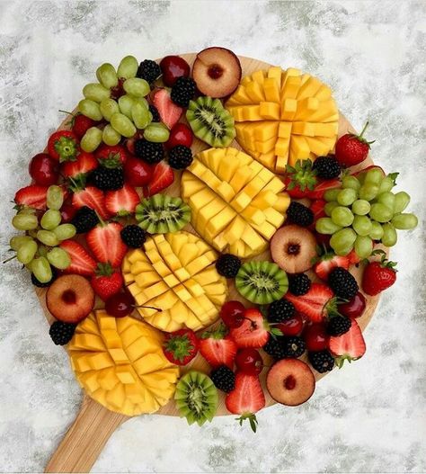 777 Carnival Snacks, Fruit Platters, Fruit Trays, Lunch Restaurant, Fruit Decoration, Fruit Platter Designs, Decorações Com Comidas, Art Fruit, Charcuterie Inspiration