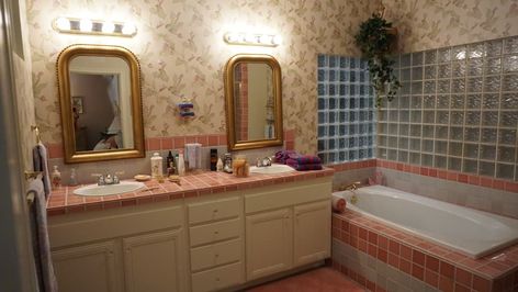 90’s Bathroom, 80s House Interior Bedrooms, 1980s Bathroom Aesthetic, Bathroom 80s, 80s House Interior, 80s House Aesthetic Kitchen, 80s Apartment, 90s Bathroom, 80s Bathroom