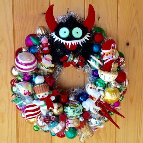 Make A Krampus Wreath - use chains - antique looking bells - horns - long tongue - birch branches Krampus Decorations, Teardrop Ornaments, Merry Krampus, Creepy Home Decor, Krampus Christmas, Vintage Ornament Wreath, Anti Christmas, Retro Christmas Decorations, Flotsam And Jetsam