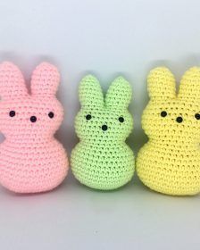 Crocheted Stuffed Animals, Easter Crochet Patterns Free, Confection Au Crochet, Crochet Bunny Pattern, Easter Crochet Patterns, Crochet Gratis, Easter Peeps, Holiday Crochet, Crochet Simple