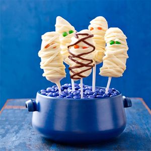 These adorably spooky banana mummies will be the hit of any Halloween party treat table. Banana Mummies, Desserts For Adults, Halloween Dessert Ideas, Fun Halloween Desserts, Spooky Halloween Desserts, Halloween Finger Foods, Mummy Recipes, Postres Halloween, Halloween Food Appetizers