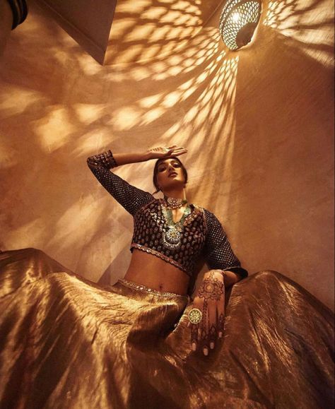 Photoshoot Lehenga, Desi Photoshoot, Indian Look, Indian Photoshoot, Saree Photoshoot, Model Poses Photography, Fashion Photography Inspiration, Indian Aesthetic, Branding Photoshoot