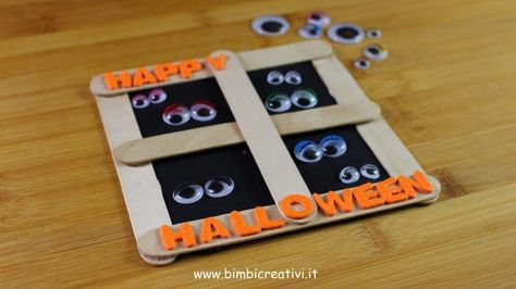 LAVORETTO PER HALLOWEEN: FINESTRA BUIA CON OCCHI Booshetta Halloween, Halloween 2018, Halloween Diy, Usb Flash Drive, Holiday Decor, Electronic Products, Halloween