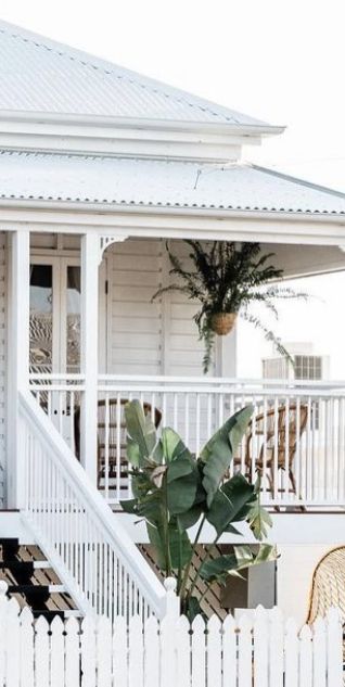 Front Porch Balustrade, Queenslander Renovation Exterior, Queenslander Fireplace, Queenslander House Exterior, Australian Farmhouse Interior, Modern Queenslander Exterior, Front Verandah Ideas, White Queenslander, Queenslander Garden