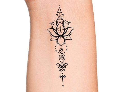 Tatouage temporaire Lotus Unalome ***************** Taille: La taille de ce tatouage temporaire est denviron 3 pouces ***************** Directions: 1. Coupez lexcès de papier autour du tatouage avec des ciseaux pour éliminer tout adhésif inutile sur votre peau après lapplication. 2. Décollez Lotus And Arrow Tattoo, Lotus Unalome Tattoo Meaning, Unalome Tattoo Wrist, Lotus Tattoo Design For Women, Unalome And Lotus Tattoo, Unalome Tattoo Placement, Unalome Tattoo Female Design, Moon And Lotus Tattoo, Lotus Tattoo Ideas For Women