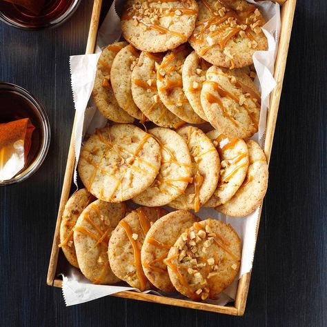 Caramel Apple Toffee Cookies Apple Toffee Cookies, Toffee Cookie Recipe, Kraft Caramel Bits, Parkersburg West Virginia, Caramel Apple Cookies, Chewy Caramel, Cookie Contest, Autumn Food, Caramel Bits