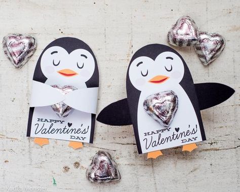 Valentine Penguin, Valentines Animals, Chocolate San Valentin, Valentines Bricolage, Valentines Day Chocolates, Printable Cute, Valentine Gifts For Kids, Valentine Crafts For Kids, Candy Crafts