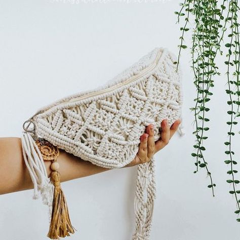 Nghi | Macrame Content Creator en Instagram: “✨New tutorial for beginners. This pattern you can definitely use for plants hangers or wall hanging, it's lovely on them. I am using 3mm…” Macrame Projects Ideas, Macrame Purse, Horseshoe Crafts, Macrame Bag, Modern Macrame, Macrame Decor, Handmade Macrame, Macrame Art, Macrame Projects