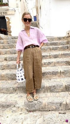 Tan Linen Shirt Outfit, Summer Outfits T Shirt, Linen Oversized Shirt Outfit, Oversized Linen Shirt Outfit Summer, Women Linen Outfit, Styling Linen Shirts Women, Linen Pants Styling, How To Style Linen Shirt Women, Linen Women Outfits