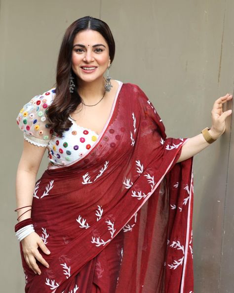 I Love That My Saree is so Christmasy!!! 🎄 #Preeta #KundaliBhagya @zeetv | Instagram Shraddha Arya, डिजाइनर कपड़े, Bollywood Designer Sarees, Maroon Saree, Indian Tv Actress, Bridal Dress Design, Stylish Sarees, Beautiful Women Over 40, Indian Actress Hot Pics